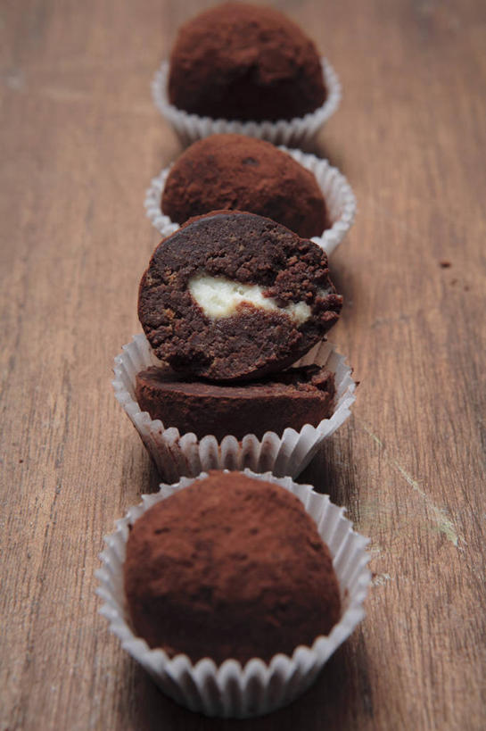 无人,竖图,俯视,室内,特写,白天,桌面,桌子,一排,阴影,整齐,反射,木制,影子,食品,糖,糖果,甜点,甜品,松露巧克力,食物,排列,木制品,甜食,巧克力,四个,朱古力,纸托,队列,蛋糕托,蛋糕托纸,蛋糕纸托,彩图,高角度拍摄