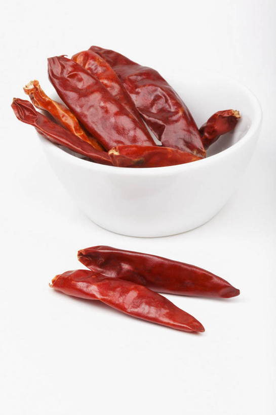 无人,竖图,俯视,室内,特写,白天,白色背景,桌面,桌子,辣椒,蔬菜,一堆,许多,阴影,堆叠,堆积,新鲜,反射,木制,影子,陶瓷,食品,陶瓷制品,很多,食物,一个,红色,木制品,容器,碗,摄影,有机食品,绿色食品,影棚,单个,储藏,堆,储存,干辣椒,脱水,辣角,红海椒,大椒,辣虎,广椒,辣子,红辣椒,海椒,番椒,彩图,高角度拍摄,影棚拍摄,拍摄,干海椒,筒筒辣角,贮存