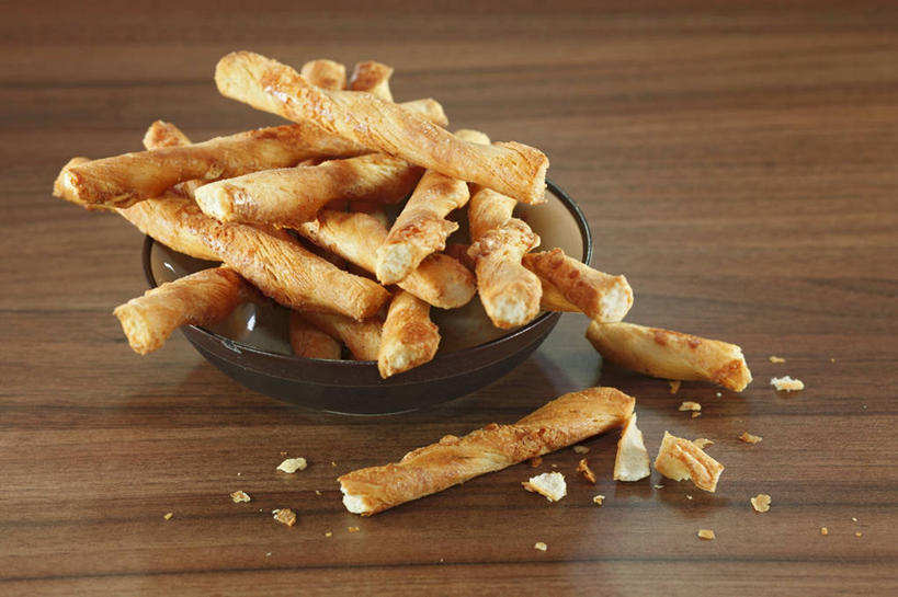 点心,面包,无人,横图,俯视,室内,特写,白天,桌面,桌子,一堆,阴影,堆叠,堆积,反射,木制,影子,陶瓷,食品,面点,陶瓷制品,食物,糕点,一个,木制品,容器,碗,单个,储藏,堆,储存,彩图,高角度拍摄,面包棒,贮存