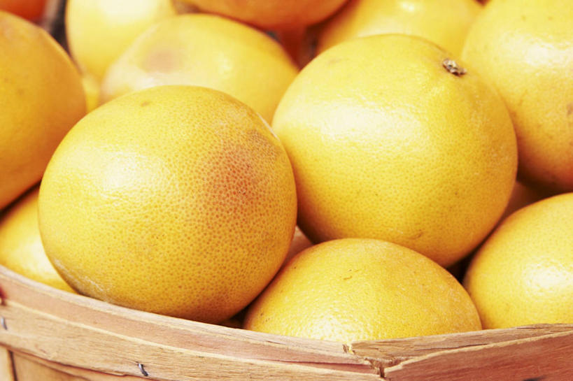 无人,交叉,横图,俯视,室内,特写,白天,竹子,水果,一堆,许多,堆叠,堆积,竹制,新鲜,编织,篮子,生食,食品,果实,很多,葡萄柚,食物,一个,黄色,竹篮,西柚,有机食品,绿色食品,单个,竹条,堆,交织,竹制品,朱栾,穿插,彩图,高角度拍摄