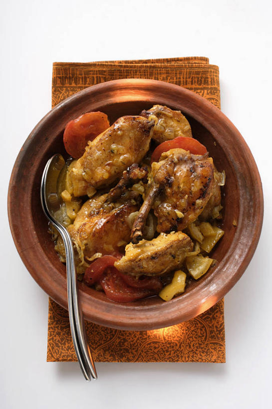 无人,竖图,俯视,室内,特写,白天,白色背景,烹饪,桌面,桌子,蔬菜,西红柿,厨具,金属制品,阴影,新鲜,反射,金属,木制,影子,勺子,陶瓷,鸡肉,肉,食品,陶瓷制品,锅,肉类,食物,餐巾,木制品,调羹,汤匙,摄影,有机食品,绿色食品,影棚,锅具,肉食,烹饪用具,塔吉锅,保洁方巾,口布,烹调用具,番茄,烹调,彩图,高角度拍摄,影棚拍摄,拍摄