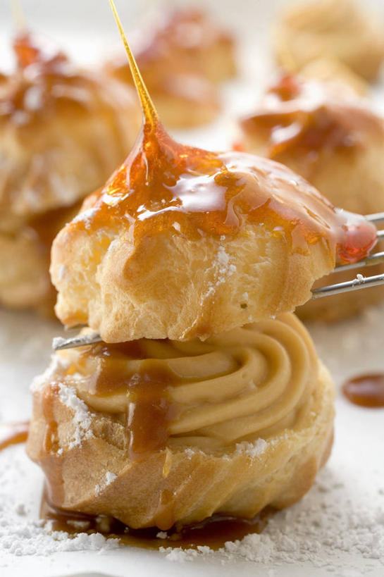 点心,无人,竖图,俯视,室内,特写,白天,桌面,桌子,阴影,朦胧,模糊,反射,粘稠,木制,影子,调料,食品,糖,泡芙,甜点,甜品,调味品,调味料,食物,糕点,木制品,甜食,糖浆,黏稠,浓厚,彩图,高角度拍摄