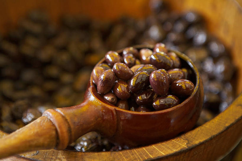 无人,横图,俯视,室内,特写,白天,橄榄,水果,一堆,许多,堆叠,堆积,朦胧,模糊,新鲜,木桶,桶,勺子,生食,食品,果实,很多,食物,容器,调羹,汤匙,有机食品,绿色食品,储藏,堆,黑橄榄,储存,乌橄榄,乌榄,油橄榄,青果,白榄,彩图,高角度拍摄,贮存