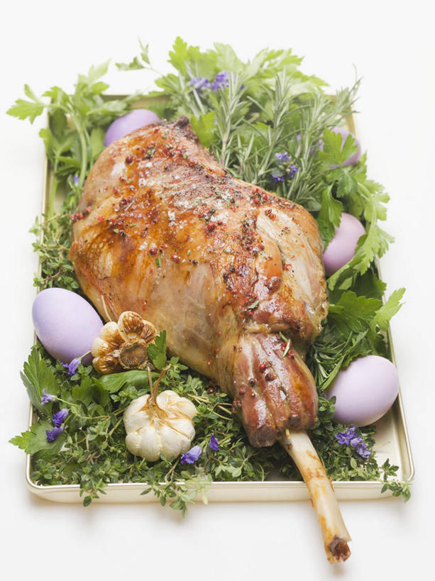 无人,竖图,俯视,室内,特写,白天,白色背景,烹饪,桌面,桌子,蔬菜,叶子,复活节,阴影,节日,庆祝,新鲜,反射,木制,影子,蛋,肉,料理,食品,绿叶,文化,羊肉,菜肴,美食,肉类,食物,木制品,庆典,嫩叶,摄影,佳肴,有机食品,绿色食品,影棚,纪念,彩蛋,肉食,羊腿,复活节彩蛋,叶,叶片,彩图,高角度拍摄,影棚拍摄,拍摄,烤羊腿,羊腿肉