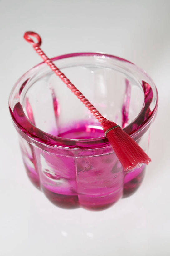 无人,竖图,俯视,室内,特写,白天,餐桌,桌子,静物,玻璃,灰色背景,玻璃制品,一个,粉色,刷子,摄影,影棚,单个,餐台,模具,彩图,高角度拍摄,影棚拍摄,拍摄