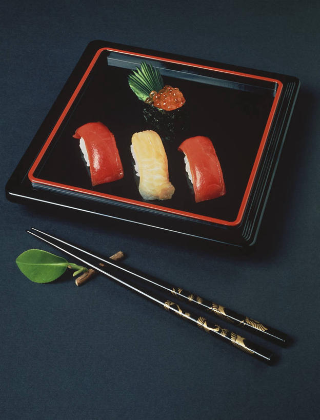 米饭,三文鱼,寿司,无人,竖图,俯视,室内,特写,白天,烹饪,筷子,鲑鱼,餐具,一双,黑色背景,碟子,盘,日本料理,料理,食品,筷架,饭,筷枕,文化,传统,菜肴,美食,食物,盘子,碟,日式料理,日式,摄影,佳肴,影棚,礼节,筷子架,大马哈鱼,五谷,醋饭,礼仪,撒蒙鱼,萨门鱼,冰海之皇,鲑,马哈鱼,麻哈鱼,大麻哈鱼,四喜饭,加州卷,进餐用具,彩图,高角度拍摄,影棚拍摄,拍摄