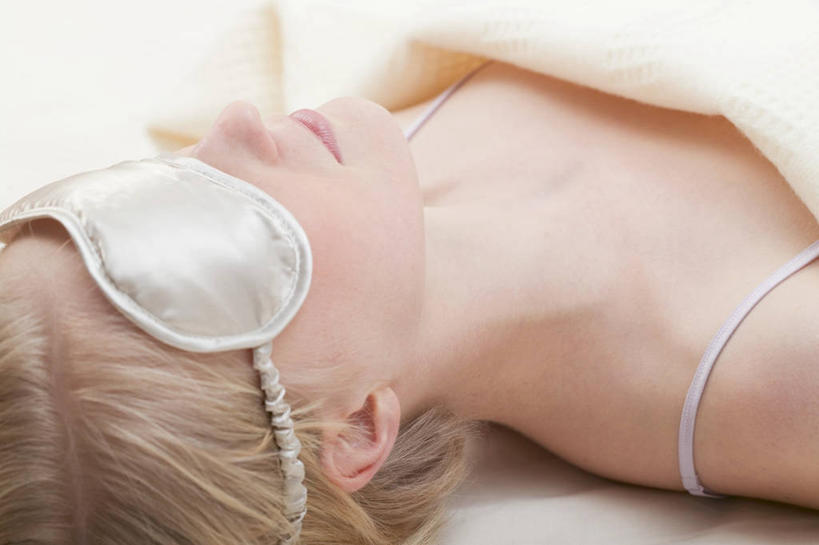 西方人,脸,头,脸颊,一个人,躺,睡,横图,俯视,室内,特写,白天,床,卧室,吊带,欧洲,欧洲人,仅一个年轻女性,仅一个女性,仅一个人,服装,床单,吊带衫,被子,肩膀,衣服,眼罩,遮,遮掩,服饰,单人床,掩盖,被单,遮挡,衣着,穿着,遮盖,掩饰,衣饰,卧着,年轻女性,女人,女性,白种人,头部,脸部,脸蛋,面部,困,困觉,寝息,睡觉,躺着,卧,半身,彩图,高角度拍摄,睡房,卧房,睡眠眼罩,遮光眼罩