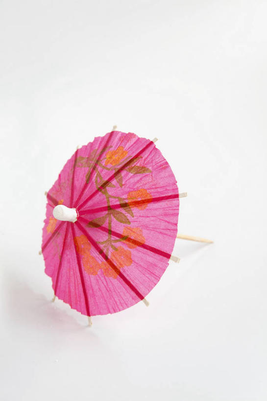 无人,竖图,俯视,室内,特写,白天,白色背景,餐桌,桌子,静物,一把,装饰,伞,纸伞,粉色,摄影,影棚,餐台,华丽,修饰,点缀,小伞,衬托,美观,雅致,雅观,鸡尾酒伞,酒杯伞,伞签,彩图,高角度拍摄,影棚拍摄,拍摄