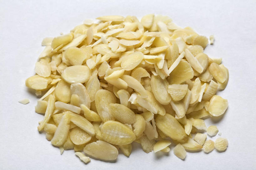 无人,横图,俯视,室内,特写,白天,白色背景,餐桌,桌子,杏仁,一堆,许多,堆叠,堆积,黄色,摄影,影棚,餐台,堆,杏子,杏梅仁,杏核仁,木落子,苦杏仁,彩图,高角度拍摄,影棚拍摄,拍摄