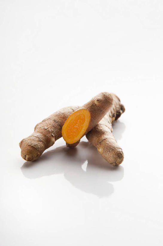 无人,竖图,俯视,室内,特写,白天,白色背景,植物,餐桌,桌子,草药,药草,中药,两个,姜黄,摄影,影棚,餐台,药材,中草药,中药材,本草,彩图,高角度拍摄,影棚拍摄,拍摄