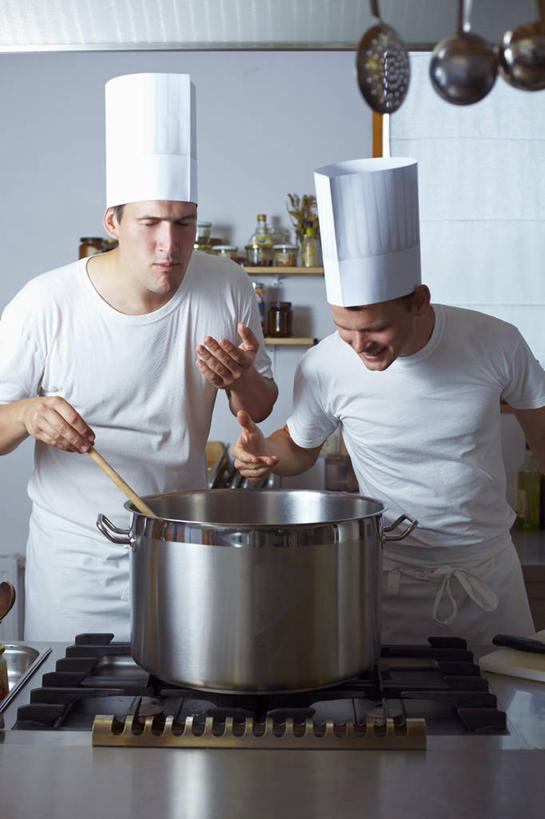 西方人,两个人,伙伴,朋友,厨师,站,竖图,室内,白天,正面,工作服,制服,烹饪,友谊,合作,团队,厨房,厨具,帽子,金属制品,欧洲,欧洲人,吊挂,握,悬挂,金属,锅子,挂,拿,锅铲,拿着,注视,锅,低头,观察,看,站着,战略,握着,锅具,观看,察看,电磁炉,关注,厨师帽,烹饪用具,联合,合谋,工作制服,配合,协作,男人,男性,年轻男性,白种人,厨师长,厨子,大厨,主厨,烹调用具,烹调,站立,半身,彩图,工作套服,灶间,电磁灶,火锅炉