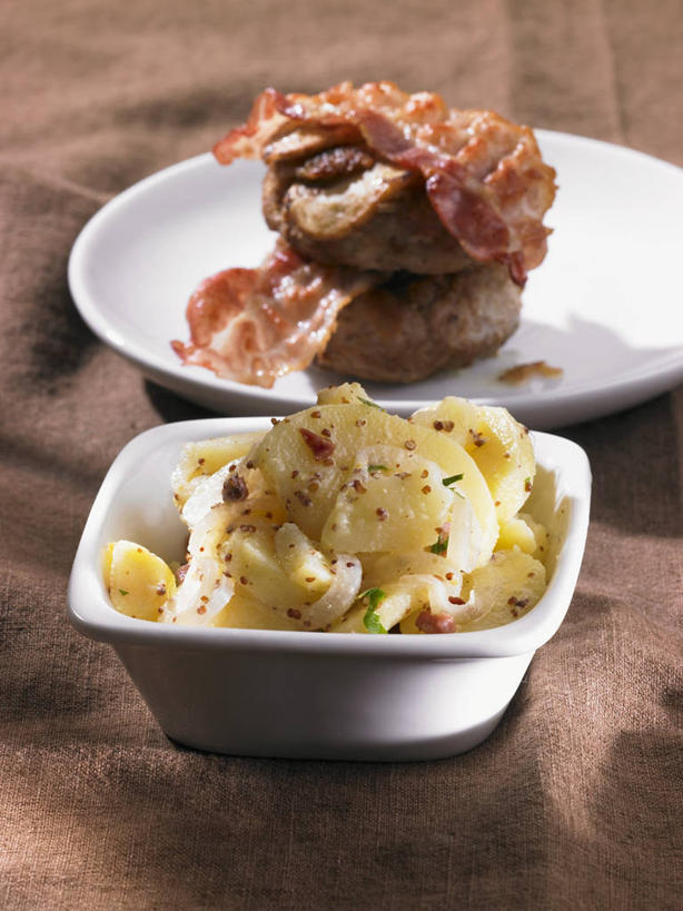 无人,竖图,俯视,室内,特写,白天,桌面,桌子,蔬菜,土豆,餐具,朦胧,模糊,新鲜,木制,碟子,盘,陶瓷,肉,生食,蔬菜沙拉,沙拉,食品,陶瓷制品,汉堡包,色拉,肉饼,沙律,肉类,食物,盘子,木制品,容器,碟,碗,有机食品,绿色食品,色拉酱,储藏,储存,千岛酱,肉食,馍馍蛋,洋芋,山药蛋,马铃薯,彩图,高角度拍摄,汉堡饼,汉堡肉饼,贮存