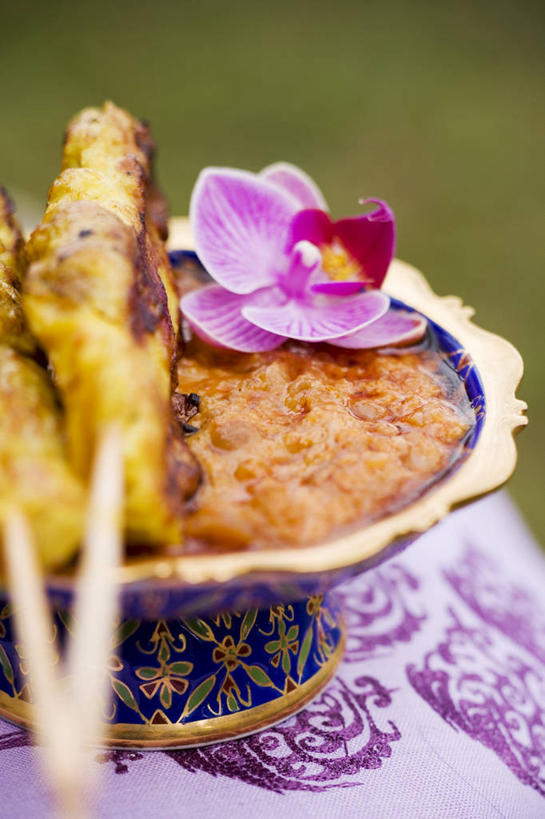 无人,竖图,俯视,室内,特写,白天,烹饪,烧烤,桌面,桌子,绿色背景,朦胧,模糊,盛开,木制,料理,食品,烤架,烤肉,花蕾,菜肴,美食,花,花瓣,花朵,鲜花,食物,木制品,花苞,花蕊,铁架,摄影,佳肴,影棚,高雅,淡泊,花中君子,印度菜,印度料理,兰花,彩图,高角度拍摄,影棚拍摄,拍摄,东南亚菜,沙嗲,印尼爪哇菜