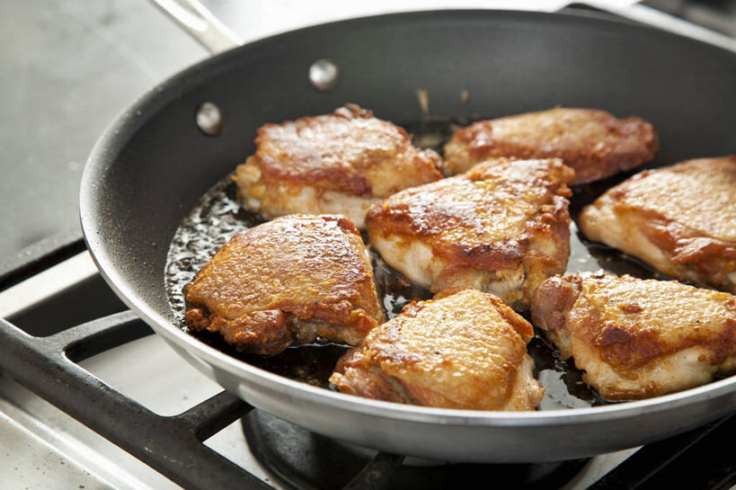 无人,横图,俯视,室内,特写,白天,烹饪,厨具,金属制品,许多,阴影,反射,金属,锅子,影子,鸡肉,肉,油炸,锅,肉类,煎锅,锅具,肉食,烹饪用具,烹调用具,烹调,彩图,高角度拍摄