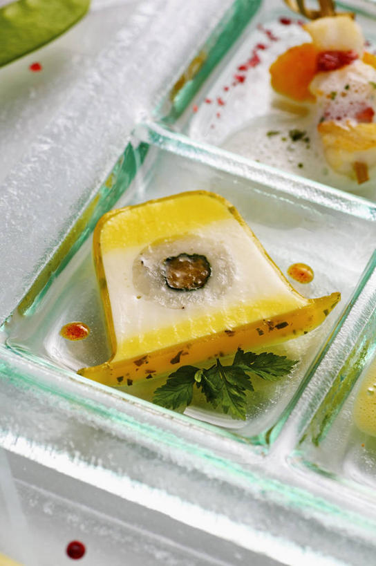 无人,竖图,俯视,室内,特写,白天,白色背景,烹饪,西餐,餐桌,桌子,菠萝,餐具,水果,新鲜,鱼,碟子,盘,肉,生食,鱼肉,料理,食品,果实,水产,菜肴,美食,肉类,鱼类,食物,盘子,碟,西式,摄影,佳肴,有机食品,绿色食品,影棚,餐台,鲈鱼,水生动物,水生物,肉食,梭鲈,小狗鱼,凤梨,彩图,高角度拍摄,影棚拍摄,拍摄