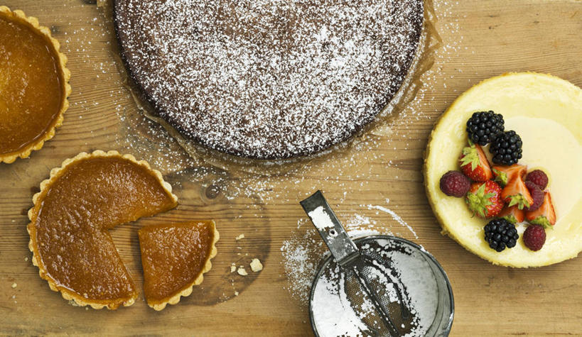 点心,无人,横图,俯视,室内,特写,白天,下午茶,桌面,桌子,草莓,浆果,餐具,水果,金属制品,阴影,新鲜,反射,金属,木制,碟子,粉末,盘,影子,面粉,生食,食品,果实,芝士蛋糕,粮食,食物,糕点,盘子,木制品,容器,碟,碗,粉,起司蛋糕,有机食品,绿色食品,储藏,农产品,储存,原材料,粉状,洋莓,水果皇后,红莓,地莓,彩图,高角度拍摄,干酪蛋糕,贮存,蛋糕