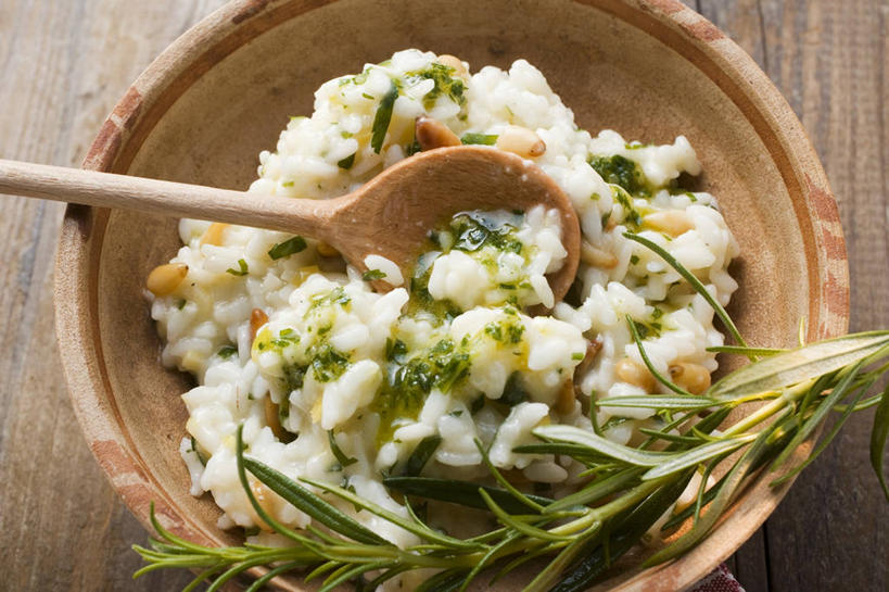 米饭,无人,横图,俯视,室内,特写,白天,烹饪,西餐,桌面,桌子,柠檬,水果,阴影,新鲜,反射,木制,影子,勺子,陶瓷,生食,料理,食品,果实,陶瓷制品,饭,烩饭,松子,松子仁,菜肴,美食,食物,木制品,容器,调羹,汤匙,碗,西式,佳肴,有机食品,绿色食品,储藏,迷迭香,五谷,松仁,储存,意大利调味饭,海洋之露,松籽仁,意大利炖饭,益母果,柠果,彩图,高角度拍摄,意大利烩饭,贮存