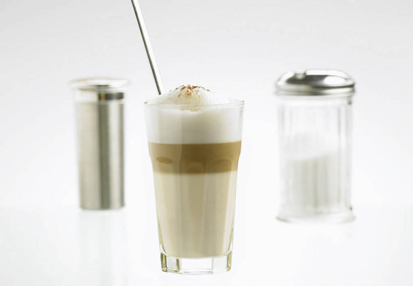 咖啡,无人,横图,室内,特写,白天,白色背景,正面,幸福,餐桌,桌子,杯子,朦胧,模糊,粉末,罐子,调料,糖,果实,种子,调味品,调味料,娱乐,可可,玻璃制品,饮料,两个,玻璃瓶,瓶子,水杯,享受,休闲,温馨,粉,搅拌棒,放松,乐趣,摄影,影棚,餐台,可可粉,提神,舒适,醒脑,可可豆,软饮料,粉状,粉剂,拿铁,可可子,拿铁咖啡,玻璃杯,彩图,影棚拍摄,拍摄