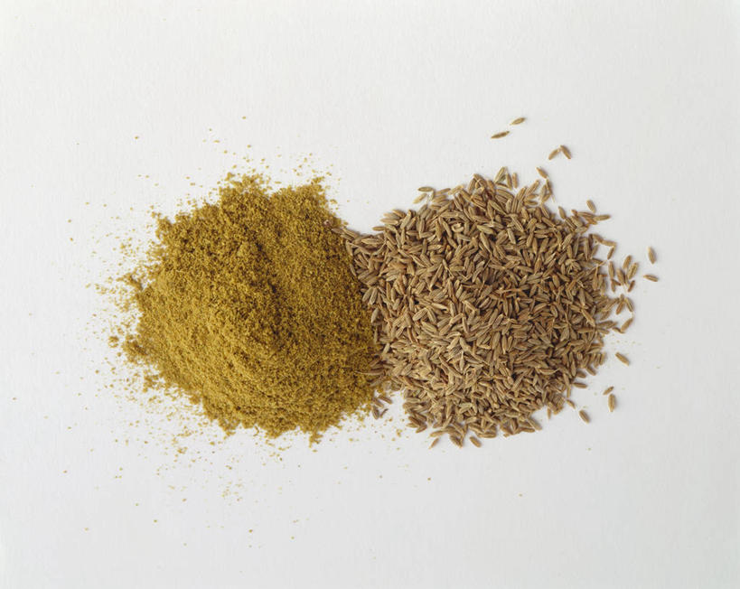 无人,横图,俯视,室内,特写,白天,白色背景,餐桌,桌子,一堆,阴影,堆叠,堆积,反射,粉末,影子,调味,香料,佐料,粉,摄影,影棚,餐台,堆,枯茗,孜然,胡荽籽,安息茴香,作料,粉状,粉剂,香菜籽,芫荽籽,须菜籽,彩图,高角度拍摄,影棚拍摄,拍摄