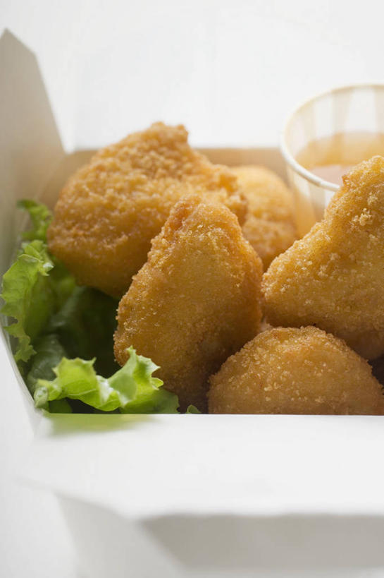 无人,竖图,俯视,室内,特写,白天,白色背景,烹饪,餐桌,桌子,蔬菜,叶子,玻璃,一堆,阴影,堆叠,堆积,新鲜,反射,影子,纸盒,生菜,莴苣,调料,鸡肉,酱料,酱汁,肉,油炸,佐料,料理,食品,绿叶,调味品,调味料,鸡块,酱,菜肴,美食,肉类,玻璃制品,盒子,食物,两个,包装盒,容器,碗,嫩叶,摄影,佳肴,有机食品,绿色食品,影棚,餐台,储藏,堆,储存,炸鸡块,肉食,春菜,鹅仔菜,莴仔菜,千金菜,叶用莴苣,杏酱,叶,叶片,彩图,高角度拍摄,影棚拍摄,拍摄,贮存