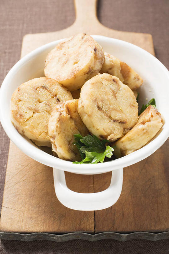 面食,无人,竖图,俯视,室内,特写,白天,中餐,餐桌,桌子,芹菜,蔬菜,一块,阴影,新鲜,反射,木制,影子,陶瓷,料理,食品,饺子,面点,案板,陶瓷制品,小吃,砧板,食物,一个,木制品,容器,碗,中式,有机食品,绿色食品,荷兰芹,欧芹,香芹,单个,餐台,储藏,储存,水饺,法香,巴西利,洋香菜,洋芫荽,法国香菜,旱芹菜,番荽,彩图,高角度拍摄,贮存