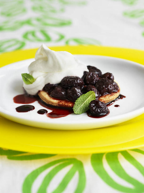 点心,无人,竖图,俯视,室内,特写,白天,下午茶,餐桌,桌子,樱桃,餐具,水果,阴影,新鲜,反射,布料,碟子,盘,影子,生食,食品,甜点,甜品,果实,布纹,蛋挞,桌布,食物,糕点,两个,红色,盘子,餐巾,碟,台布,甜食,奶油,有机食品,绿色食品,餐台,乳制品,激凌,克林姆,淇淋,蛋塔,樱珠,莺桃,英桃,楔桃,牛桃,荆桃,彩图,高角度拍摄