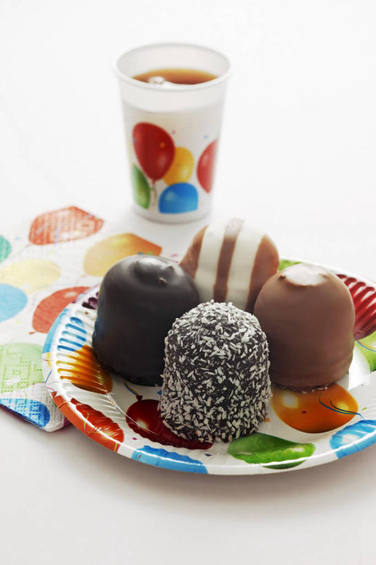 无人,竖图,俯视,室内,特写,白天,白色背景,幸福,餐桌,茶,桌子,杯子,餐具,阴影,反射,碟子,盘,影子,红茶,茶叶,食品,糖,糖果,甜点,甜品,软糖,一杯,娱乐,棉花糖,食物,两个,盘子,餐巾,纸制品,碟,甜食,巧克力,享受,休闲,温馨,放松,乐趣,冰红茶,摄影,影棚,餐台,朱古力,纸杯,黑巧克力,提神,舒适,一次性杯子,醒脑,保洁方巾,口布,彩图,高角度拍摄,影棚拍摄,拍摄