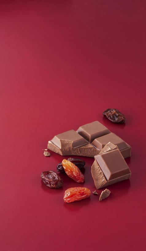 无人,竖图,俯视,室内,特写,白天,餐桌,桌子,葡萄,阴影,红色背景,反射,影子,食品,糖,糖果,甜点,甜品,褐色,食物,甜食,巧克力,葡萄干,摄影,影棚,餐台,朱古力,牛奶巧克力,乌珠木,山葫芦,蒲桃,草龙珠,彩图,高角度拍摄,影棚拍摄,拍摄