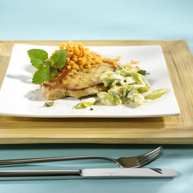 点心,骨骼,无人,方图,俯视,室内,特写,白天,烹饪,中餐,餐桌,桌子,蔬菜,餐具,叶子,阴影,蓝色背景,新鲜,装饰,反射,叉子,刀叉,刀子,碟子,盘,影子,韭菜,排骨,肉,油炸,料理,食品,甜点,甜品,绿叶,骨头,猪肉,菜肴,美食,肉类,食物,糕点,三个,盘子,碟,甜食,奶油,中式,嫩叶,摄影,佳肴,有机食品,绿色食品,影棚,餐台,华丽,修饰,点缀,配菜,骨架,乳制品,餐刀,肉食,起阳草,炸猪排,餐叉,豚肉,韭,山韭,长生韭,衬托,美观,雅致,雅观,激凌,克林姆,淇淋,叶,叶片,进餐用具,彩图,高角度拍摄,影棚拍摄,拍摄