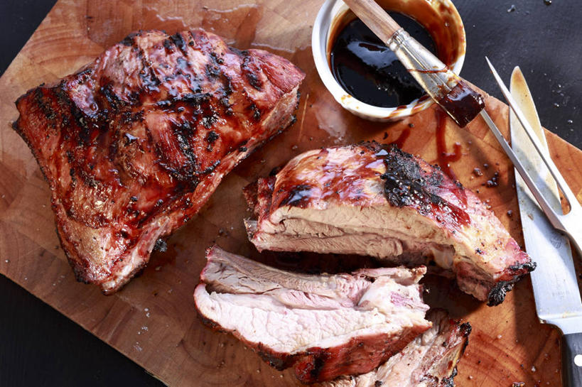 骨骼,无人,横图,俯视,室内,特写,白天,烹饪,餐桌,桌子,餐具,厨具,一块,切开,阴影,反射,木制,叉子,刀叉,刀子,影子,陶瓷,调料,酱料,酱汁,排骨,肉,佐料,案板,陶瓷制品,骨头,调味品,调味料,酱油,猪肉,酱,肉类,砧板,木制品,容器,刷子,碗,切,四个,大排,餐台,储藏,骨架,储存,餐刀,剖面,肉食,烹饪用具,餐叉,切面,豚肉,豉油,进餐用具,烹调用具,烹调,彩图,高角度拍摄,烧烤刷,贮存