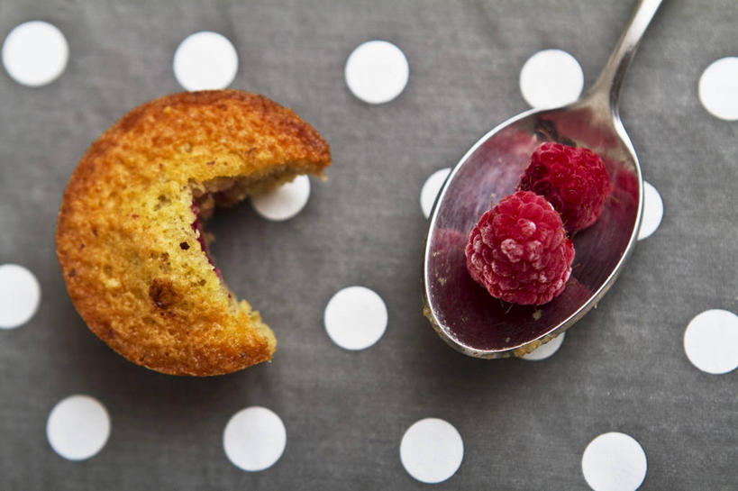 点心,无人,横图,俯视,室内,特写,白天,下午茶,餐桌,桌子,水果,一块,阴影,新鲜,反射,布料,影子,勺子,生食,食品,甜点,甜品,果实,布纹,桌布,食物,糕点,一个,餐巾,调羹,台布,汤匙,甜食,有机食品,绿色食品,单个,餐台,山莓,树莓,三月泡,四月泡,山抛子,刺葫芦,悬钩子,馒头菠,高脚菠,龙船泡,泡儿刺,彩图,高角度拍摄