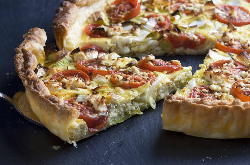 奶酪,无人,横图,俯视,室内,特写,白天,烹饪,西餐,餐桌,桌子,蔬菜,西红柿,切开,阴影,新鲜,反射,影子,韭菜,干酪,起司,料理,食品,芝士,营养,菜肴,美食,食物,切,乳酪,西式,佳肴,有机食品,绿色食品,餐台,乳制品,发酵,剖面,起阳草,蛋饼,乳蛋饼,切面,韭,山韭,长生韭,番茄,彩图,高角度拍摄