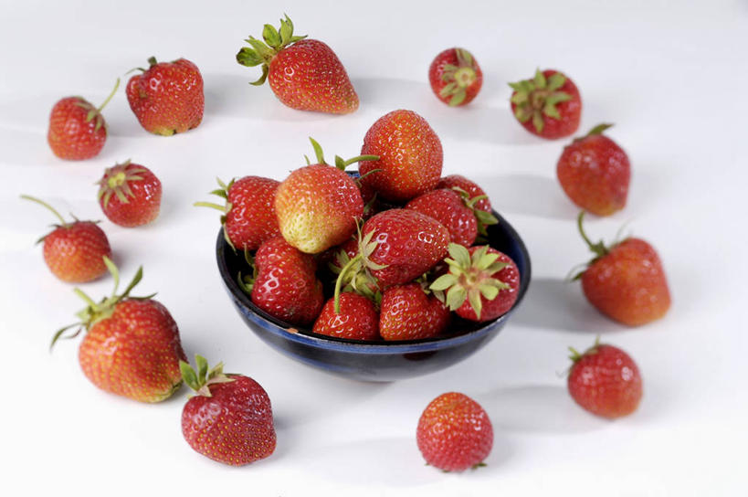 无人,横图,俯视,室内,特写,白天,白色背景,餐桌,桌子,草莓,浆果,水果,一堆,许多,阴影,堆叠,堆积,新鲜,环绕,围绕,反射,影子,陶瓷,生食,食品,果实,陶瓷制品,很多,环抱,食物,一个,红色,容器,碗,摄影,有机食品,绿色食品,影棚,单个,餐台,储藏,堆,储存,萦绕,洋莓,水果皇后,红莓,地莓,彩图,高角度拍摄,影棚拍摄,拍摄,贮存