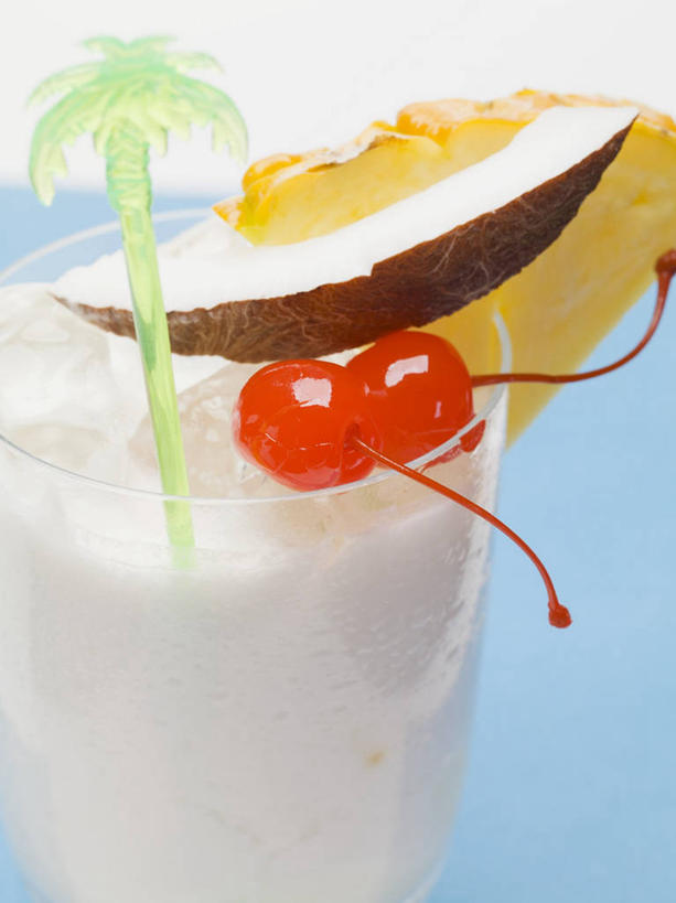 果汁,无人,竖图,俯视,室内,特写,白天,餐桌,桌子,菠萝,樱桃,杯子,水果,阴影,朦胧,模糊,新鲜,反射,影子,生食,食品,果实,饮品,一杯,玻璃制品,食物,饮料,一个,水杯,有机食品,绿色食品,单个,餐台,椰汁,椰子汁,可口,适口,玻璃杯,樱珠,莺桃,英桃,楔桃,牛桃,荆桃,凤梨,彩图,高角度拍摄