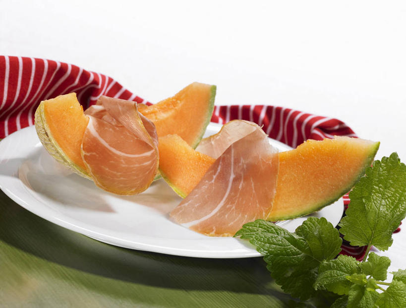 无人,横图,俯视,室内,特写,白天,白色背景,餐桌,桌子,餐具,水果,叶子,切开,阴影,新鲜,反射,碟子,盘,影子,哈密瓜,肉,生食,食品,果实,绿叶,甜瓜,火腿,猪肉,肉类,食物,腌制,一个,盘子,餐巾,碟,切,嫩叶,摄影,有机食品,绿色食品,影棚,单个,餐台,网纹瓜,甘瓜,剖面,肉食,切面,豚肉,熏制,火肉,兰熏,猪腿,巴马火腿,保洁方巾,口布,叶,叶片,彩图,高角度拍摄,影棚拍摄,拍摄