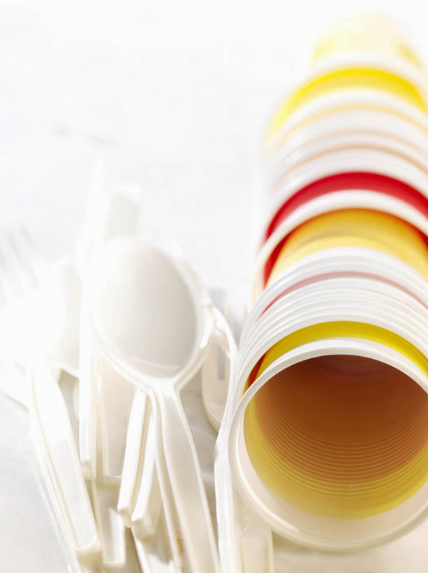 无人,竖图,俯视,室内,特写,白天,白色背景,餐桌,桌子,静物,杯子,餐具,许多,阴影,反射,叉子,刀叉,刀子,影子,塑料,很多,塑料制品,摄影,影棚,餐台,塑料杯,餐刀,餐叉,进餐用具,彩图,高角度拍摄,影棚拍摄,拍摄