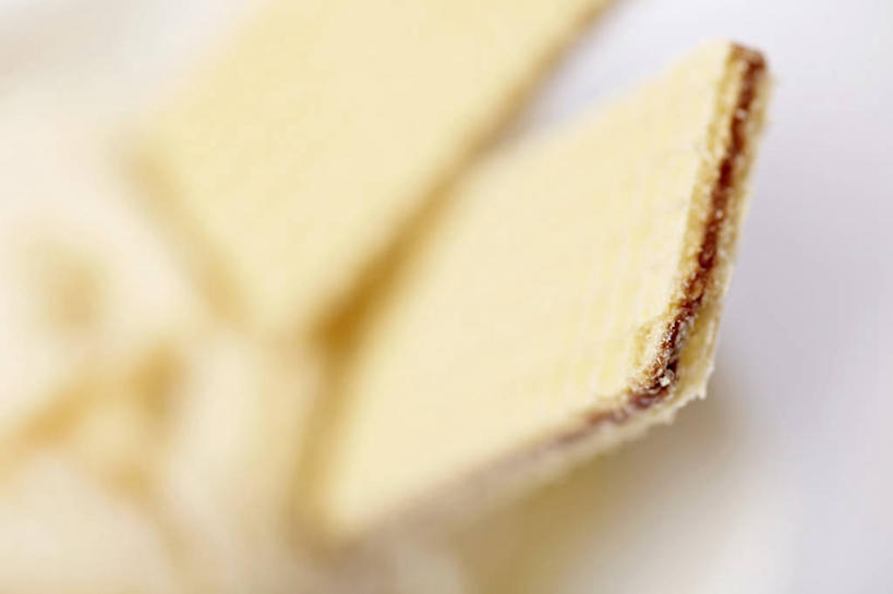 点心,无人,横图,俯视,室内,特写,白天,餐桌,桌子,阴影,朦胧,模糊,反射,影子,食品,冰激凌,清凉,食物,饼干,冷饮,零食,舒服,冰淇淋,餐台,解暑,解渴,雪糕,圣代,舒爽,冰糕,消暑,彩图,高角度拍摄,水果冰激凌,新地