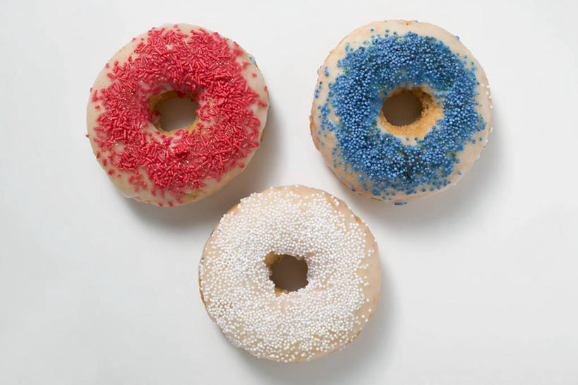 点心,面包,无人,横图,俯视,室内,特写,白天,白色背景,餐桌,桌子,阴影,反射,影子,食品,面点,食物,腌制,糕点,三个,红色,蓝色,白色,甜食,甜甜圈,摄影,蜜饯,影棚,餐台,果脯,多纳滋面包,唐纳滋,面包圈,彩图,高角度拍摄,影棚拍摄,拍摄