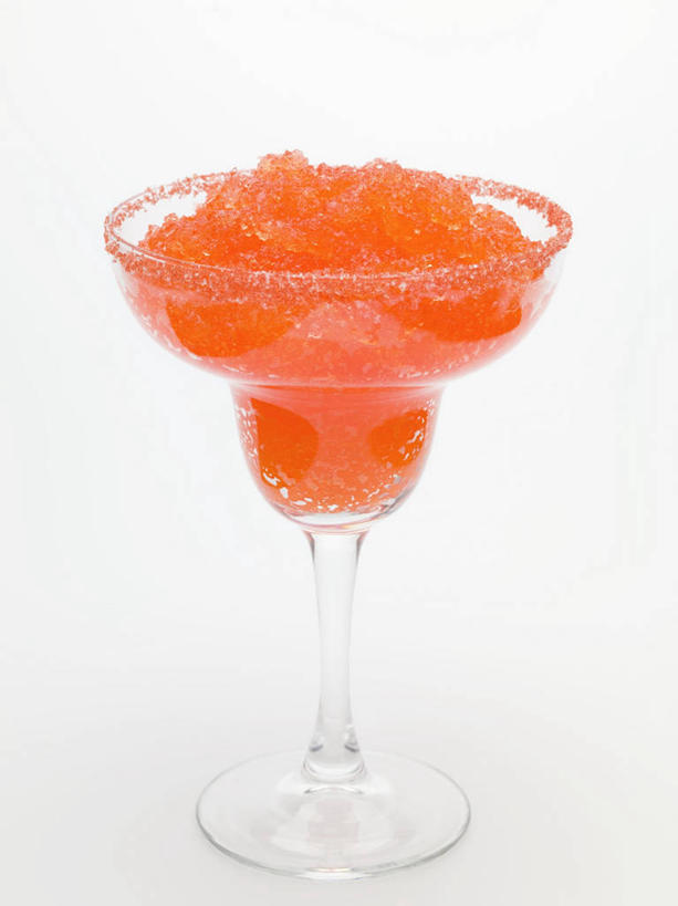 无人,竖图,俯视,室内,特写,白天,白色背景,餐桌,桌子,草莓,浆果,杯子,水果,一堆,阴影,堆叠,堆积,新鲜,反射,高脚杯,影子,生食,食品,果实,酒类,一杯,文化,玻璃制品,酒,食物,饮料,一个,酒杯,鸡尾酒,调酒,摄影,有机食品,绿色食品,影棚,单个,餐台,堆,创造,想象,鸡尾酒杯,玻璃杯,洋莓,水果皇后,红莓,地莓,彩图,高角度拍摄,影棚拍摄,拍摄,代基里酒,冻唇蜜