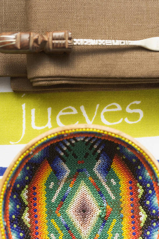 无人,竖图,俯视,室内,特写,白天,餐桌,桌子,静物,餐具,阴影,反射,英文,标志,叉子,文字,影子,字符,字母,标识,一个,单个,餐台,英文字母,餐叉,进餐用具,彩图,高角度拍摄