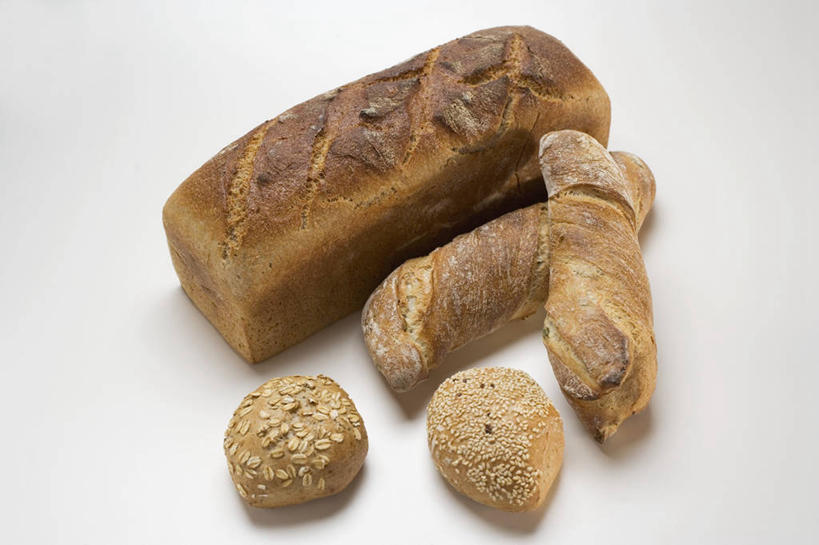 点心,面包,无人,横图,俯视,室内,特写,白天,白色背景,早餐,餐桌,桌子,许多,阴影,反射,影子,谷物,芝麻,食品,面点,很多,法国面包,美食,饮食,食物,糕点,保健,摄影,影棚,餐台,法棍,麦片,长棍面包,燕麦片,小圆面包,法式长棍面包,脂麻,胡麻,白麻,巨胜子,油麻,彩图,高角度拍摄,影棚拍摄,拍摄,燕麦面包