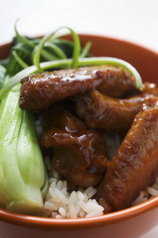 米饭,无人,竖图,俯视,室内,特写,白天,白色背景,烹饪,中餐,餐桌,桌子,蔬菜,阴影,新鲜,反射,影子,陶瓷,青菜,红烧,鸡肉,肉,料理,食品,陶瓷制品,饭,鸡翅,菜肴,美食,肉类,食物,一个,容器,碗,中式,摄影,佳肴,有机食品,绿色食品,影棚,单个,餐台,储藏,五谷,储存,小白菜,肉食,红烧鸡翅,不结球白菜,红烧菜,彩图,高角度拍摄,影棚拍摄,拍摄,贮存