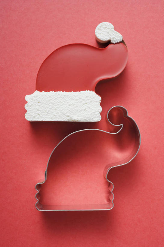 无人,竖图,俯视,室内,特写,白天,餐桌,桌子,帽子,圣诞节,阴影,红色背景,节日,庆祝,反射,影子,食品,糖,糖果,甜点,甜品,文化,食物,一个,红色,甜食,巧克力,庆典,圣诞帽,摄影,影棚,单个,餐台,纪念,朱古力,棉帽,彩图,高角度拍摄,影棚拍摄,拍摄