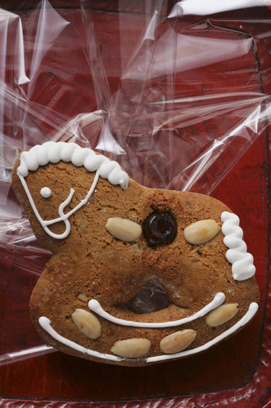 点心,无人,竖图,俯视,室内,特写,白天,餐桌,桌子,杏仁,圣诞节,一块,阴影,节日,庆祝,反射,影子,食品,甜点,文化,食物,糕点,饼干,甜食,零食,庆典,餐台,纪念,姜饼,德式姜饼,杏子,杏梅仁,杏核仁,木落子,苦杏仁,彩图,高角度拍摄