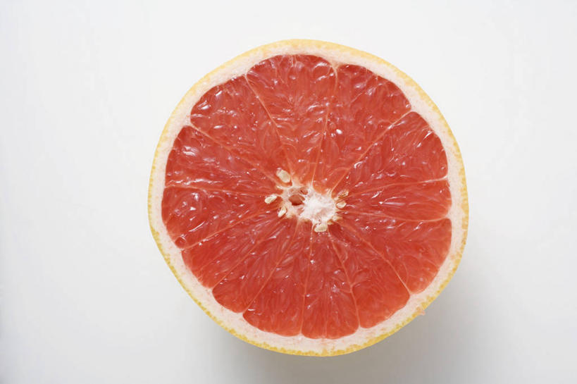 无人,横图,俯视,室内,特写,白天,白色背景,餐桌,桌子,水果,切开,阴影,新鲜,反射,影子,生食,食品,果实,半个,葡萄柚,食物,粉色,西柚,切,一半,摄影,有机食品,绿色食品,影棚,餐台,剖面,切面,朱栾,彩图,高角度拍摄,影棚拍摄,拍摄