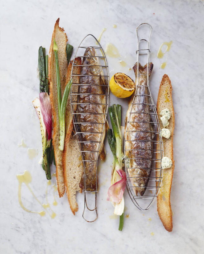 三文鱼,无人,竖图,俯视,室内,特写,白天,烧烤,餐桌,桌子,鲑鱼,蔬菜,洋葱,阴影,新鲜,反射,影子,肉,鱼肉,食品,肉类,食物,有机食品,绿色食品,餐台,大马哈鱼,玉葱,肉食,撒蒙鱼,萨门鱼,冰海之皇,鲑,马哈鱼,麻哈鱼,大麻哈鱼,圆葱,洋葱头,球葱,葱头,彩图,高角度拍摄,红点鲑