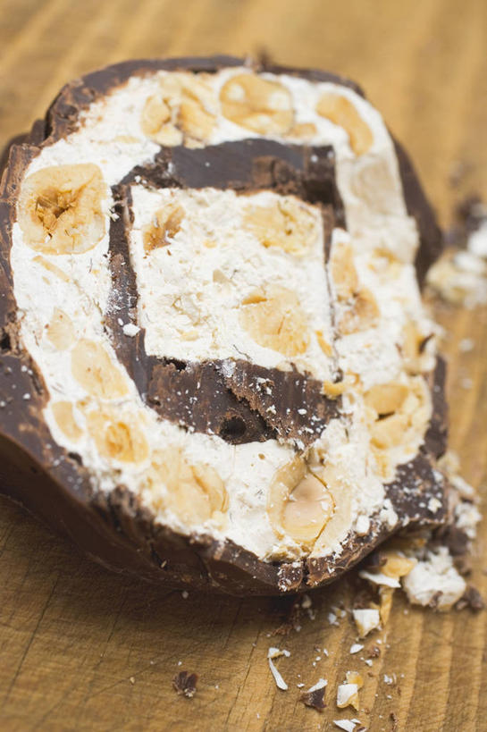 蜂蜜,无人,竖图,俯视,室内,特写,白天,餐桌,桌子,杏仁,阴影,反射,影子,食品,糖,糖果,甜点,甜品,食物,甜食,巧克力,餐台,朱古力,黑巧克力,花蜜,牛轧糖,止痛,解毒,冬酿,石蜜,鸟结糖,纽结糖,杏子,杏梅仁,杏核仁,木落子,苦杏仁,彩图,高角度拍摄