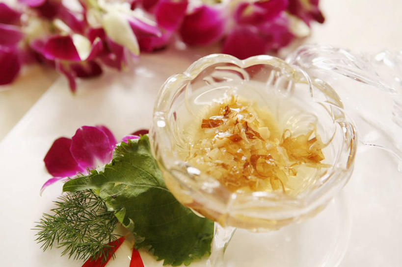 无人,横图,俯视,室内,特写,白天,烹饪,中餐,植物,餐桌,桌子,蔬菜,叶子,玻璃,阴影,新鲜,装饰,盛开,反射,影子,菌菇,蘑菇,汤,料理,食品,绿叶,草药,药草,菌类,花蕾,木耳,菜肴,美食,中药,玻璃制品,花,花瓣,花朵,鲜花,食物,一个,容器,碗,花苞,花蕊,中式,嫩叶,食用菌,佳肴,有机食品,绿色食品,单个,餐台,储藏,华丽,修饰,点缀,白木耳,银耳,储存,药材,中草药,中药材,本草,衬托,美观,雅致,雅观,雪耳,白耳,甜叶菊,叶,叶片,彩图,高角度拍摄,贮存