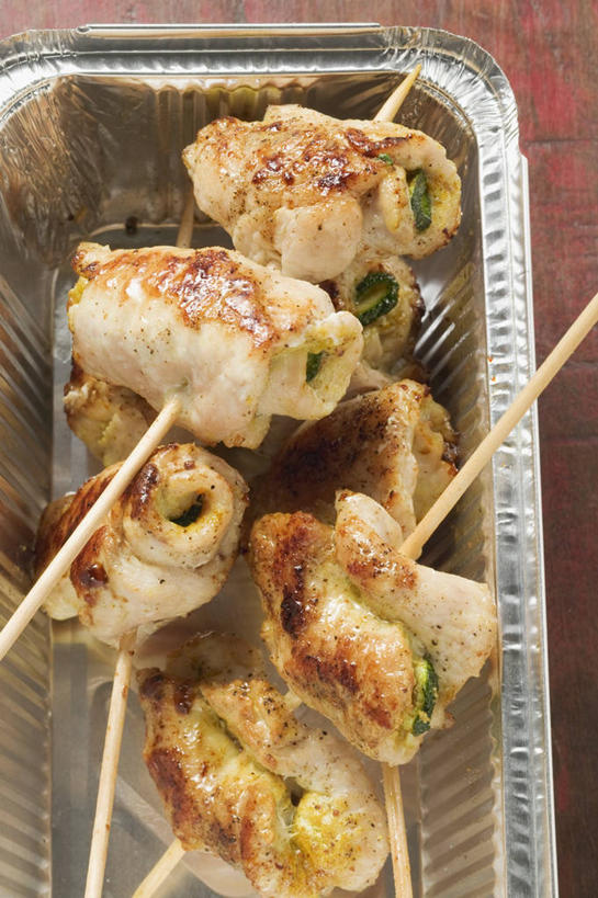 无人,竖图,俯视,室内,特写,白天,餐桌,桌子,餐具,金属制品,阴影,反射,金属,碟子,烤盘,盘,影子,鸡肉,肉,火鸡,肉类,竹签,一个,盘子,碟,单个,餐台,肉食,取食签,彩图,高角度拍摄