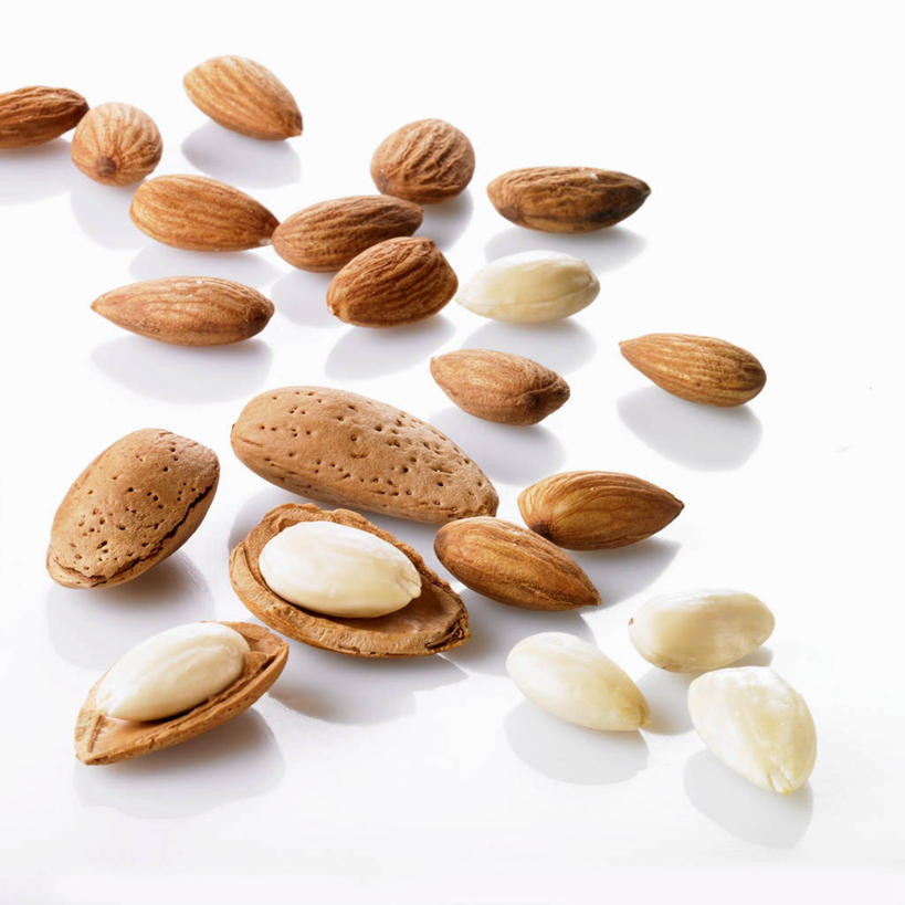 无人,方图,俯视,室内,特写,白天,白色背景,餐桌,桌子,杏仁,许多,阴影,反射,影子,很多,摄影,影棚,餐台,杏子,杏梅仁,杏核仁,木落子,苦杏仁,彩图,高角度拍摄,影棚拍摄,拍摄